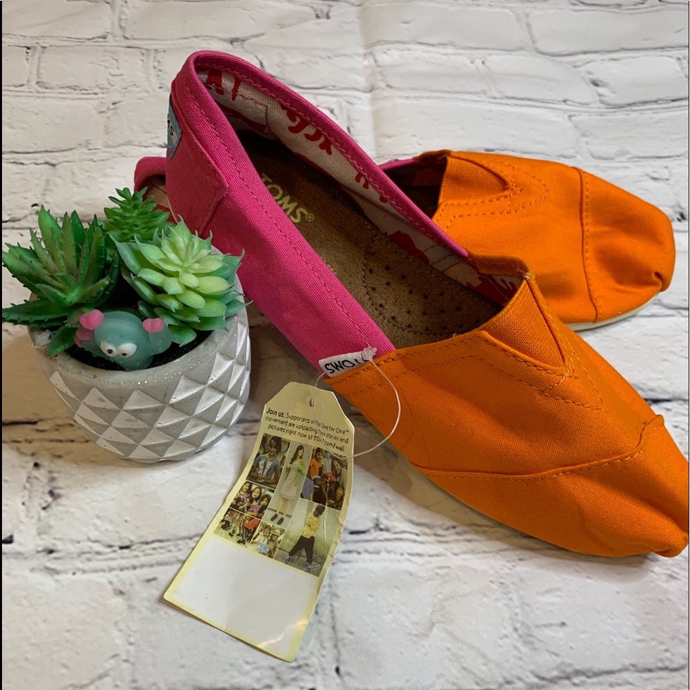 *SOLD* TOMS slip on shoes NWT - Picture 2 of 8
